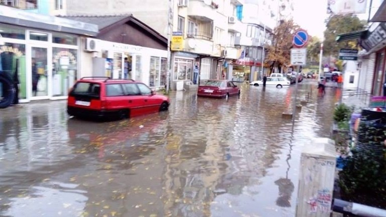 Магазините на колхозния във Варна са безпомощни пред дъжда (СНИМКИ/ВИДЕО)