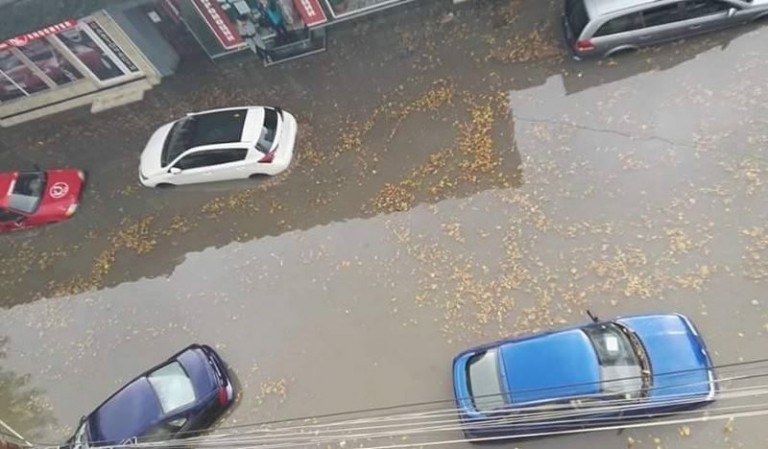 Потопът във Варна достига на места над 40 сантиметра (СНИМКИ/ВИДЕО)