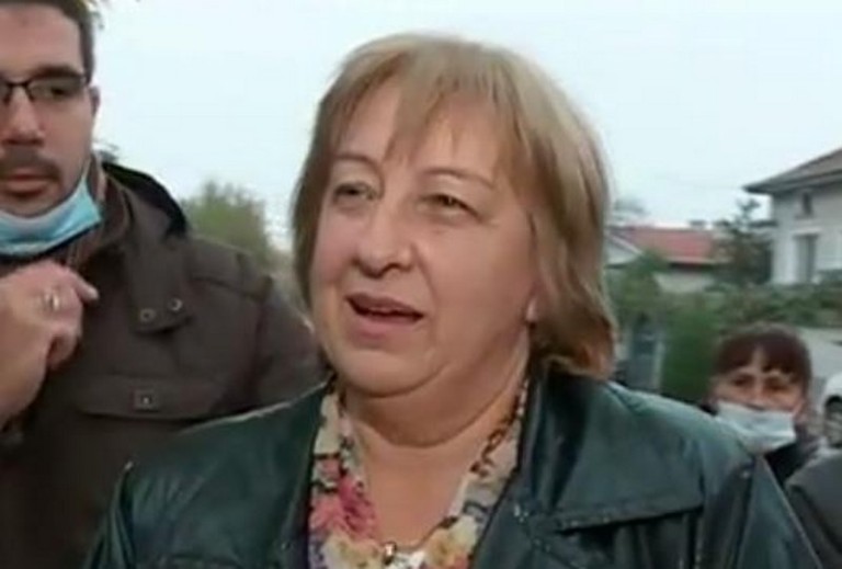 Двойничката на Цецка Цачева излезе на протест (ВИДЕО)