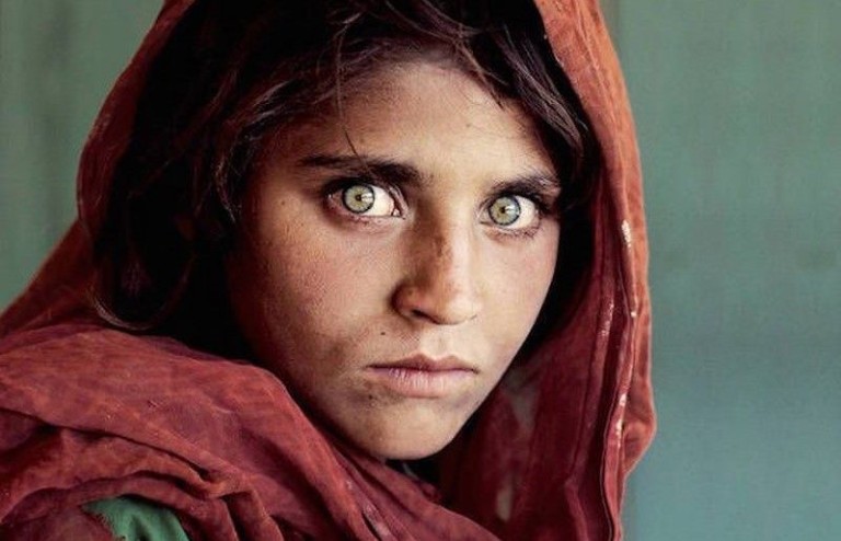 Арестуваха „момичето със зелените очи“ от корицата на списание National Geographic
