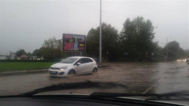 Нов порой удари Варна. Непроходими са … (СНИМКИ)