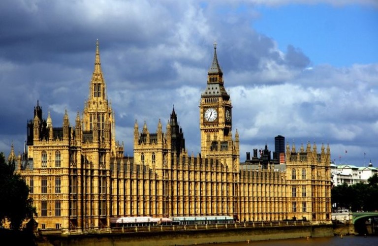 Разследват изнасилване в сградата на британския парламент