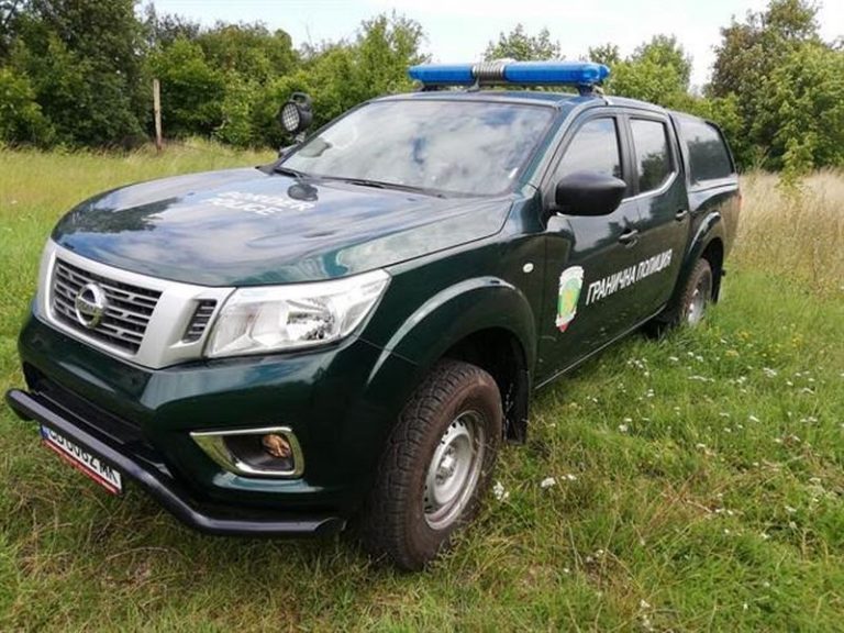 Гранични полицаи задържаха след преследване каналджия и седем чужденци