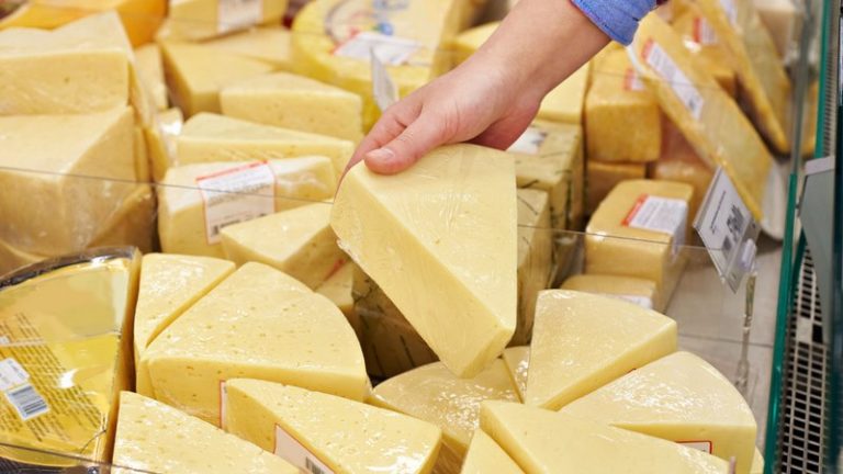 Данъчни вадят на търг 16 тона салам и кашкавал