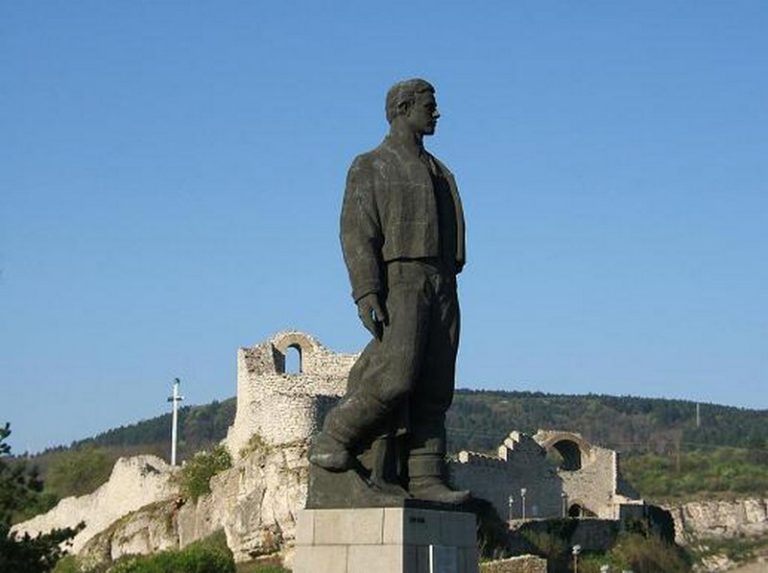 Пенсионерка дари спестените 10 000 лв. за паметник на Апостола