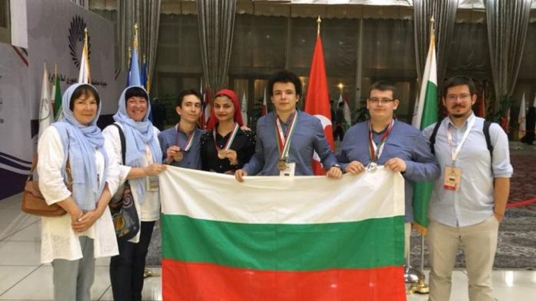 Български ученици се завърнаха с четири медала от Международната олимпиада по биология