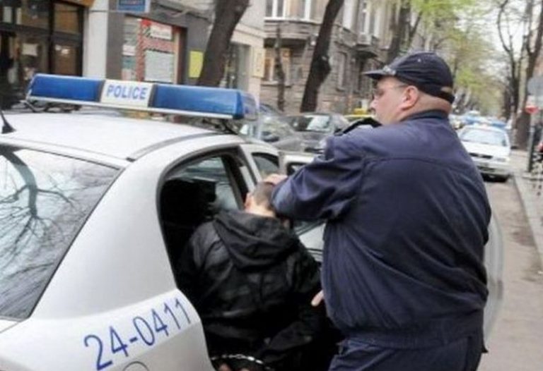 Задържаха шофьор, качил се на тротоара и блъснал двама младежи в Петрич