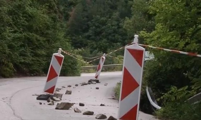 Свлачище блокира туристи в Източните Родопи (ВИДЕО)