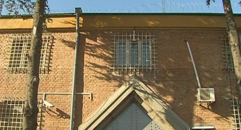 Трима надзиратели са задържани във Варненския затвор
