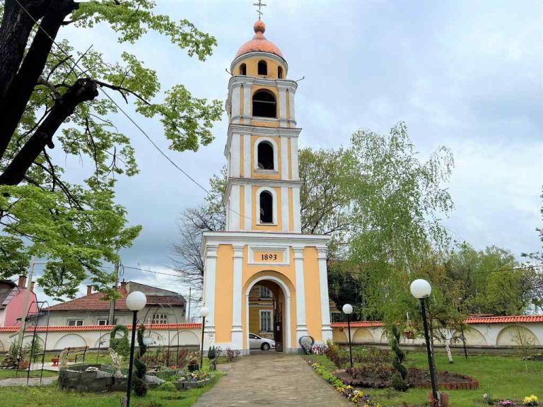 Кмет на град от югоизточна България дари заплатата си за обновяване камбанарията на храм (СНИМКИ)