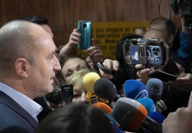 Румен Радев: Най-важното днес е да се гласува. Не оставяйте друг да решава съдбата ви (СНИМКИ+ВИДЕО)