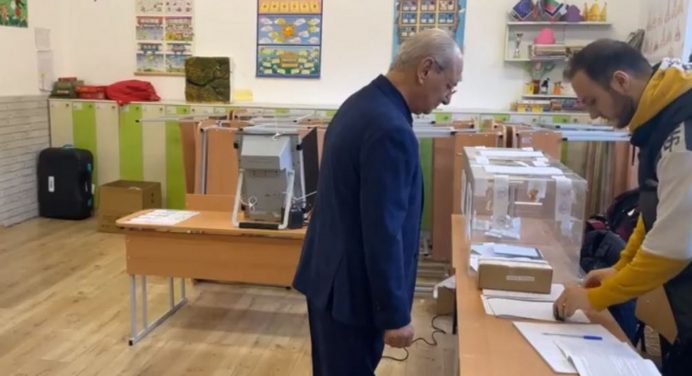 Ахмед Доган гласува рано и безмълвно