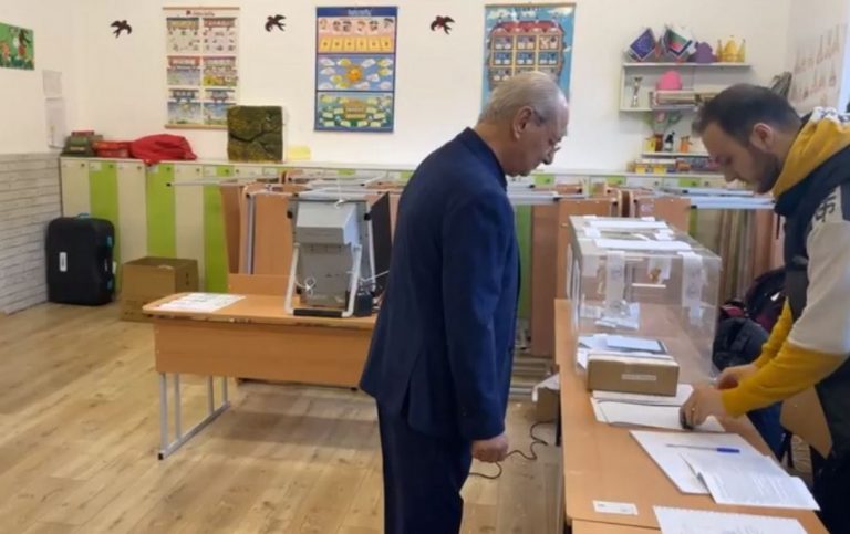 Ахмед Доган гласува рано и безмълвно