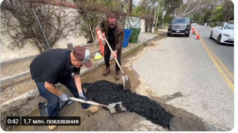Легендарният Шварценегер сам запълва дупки в Лос Анджелис (ВИДЕО)
