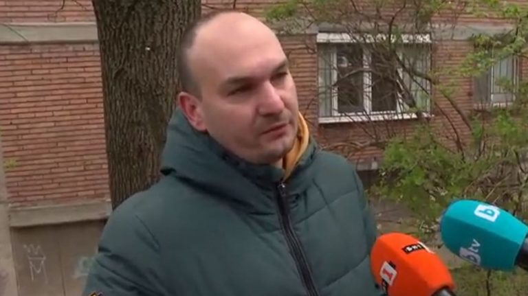 Не едно, а две дървета са премазали колата с жената и детето. Бащата обясни какво се е случило (ВИДЕО)