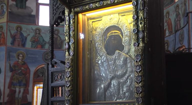 На Светли понеделник хиляди хора тръгнаха след иконата на Св. Богородица