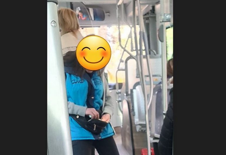 За малките жестове с голямо значение: Контрольорка отправя мили думи към всеки пътуващ в градски транспорт