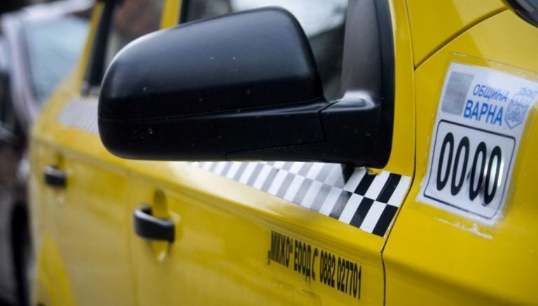 Таксиметров шофьор направи беля на пътя: Удари се в стълб, а после и в гостилница