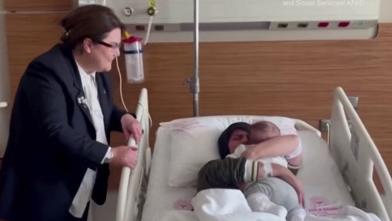 Затрогваща среща: Вижте прегръдката на майка и дете, което оцеля 128 ч. под отломките в Турция (СНИМКИ+ВИДЕО)