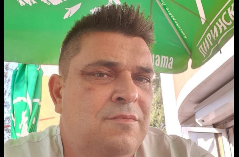 Баща, който се грижи сам за децата си, има нужда от скъпи инжекции за да не загуби краката си (СНИМКА)
