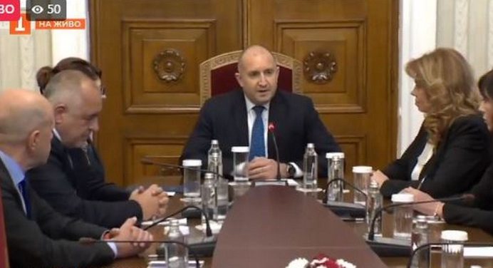 Започнаха консултациите с ГЕРБ-СДС и президентът: Какво си казаха очи в очи Борисов и Радев? (ВИДЕО)