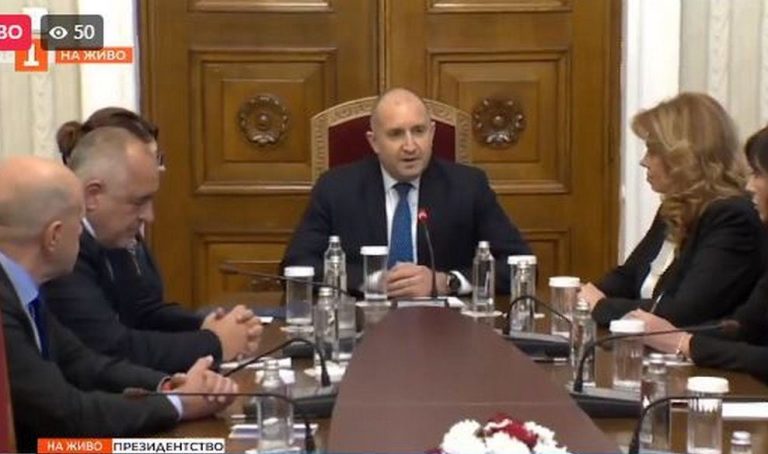 Започнаха консултациите с ГЕРБ-СДС и президентът: Какво си казаха очи в очи Борисов и Радев? (ВИДЕО)