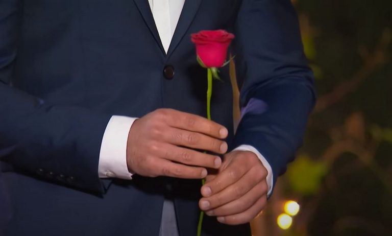 Тази седмица в „Ергенът“, Евгени ще предложи на една от участничките да захвърлят всякакви задръжки