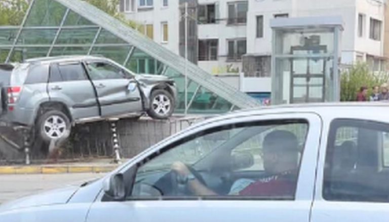 Очевидци разказват, защо джип се озова „кацнал“ върху ограда в София
