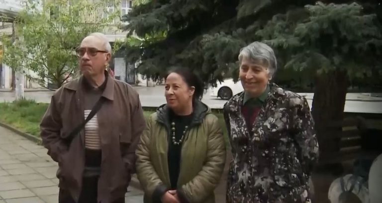 Доблестна постъпка: Мъж и жена пенсионери върнаха портфейл, пълен с пари