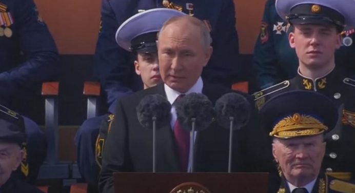 Путин с реч на парада за 9 май: Те забравиха кой разби това световно зло (ВИДЕО+СНИМКИ)