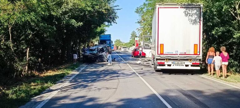 Смачкана кола след удар с ТИР край Бяла