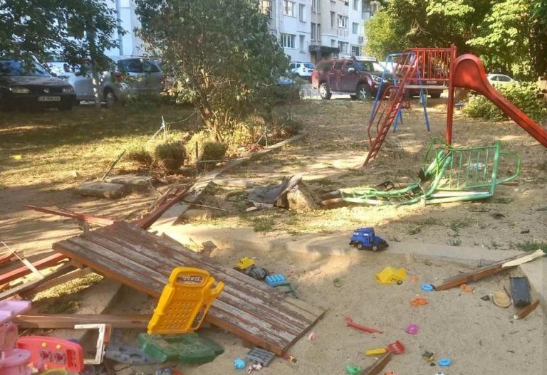 Пиян шофьор помете три коли и се вряза в детска площадка
