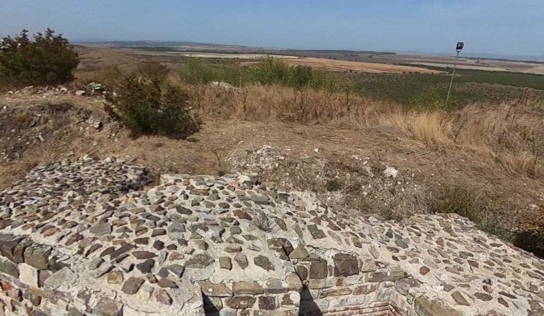 Умишлен пожар нанесе сериозни щети на крепостта Маркели край Карнобат и подтикна към разследване