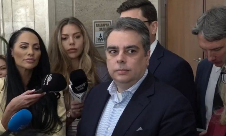 Василев: Властта, пазена с полиция, е загубила правото си да управлява