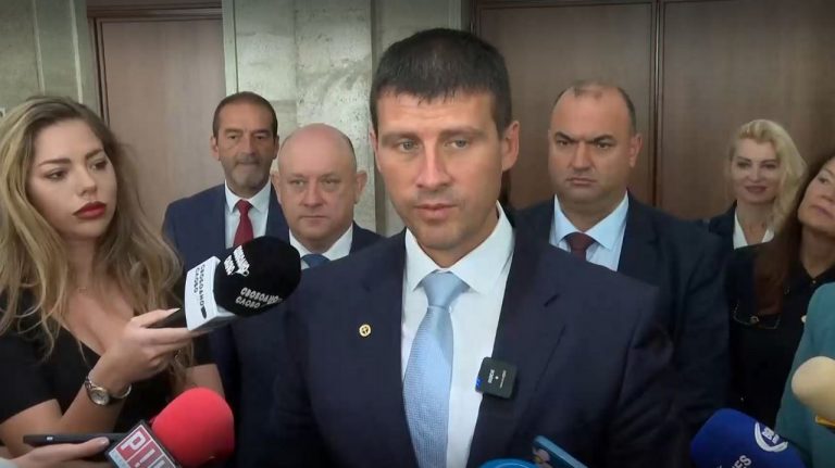 Радев – потенциален лидер на мнозинство, Пеевски – под натиск върху Борисов