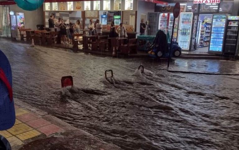Южното Черноморие под вода: Бури и наводнения в Созопол, Китен и Царево