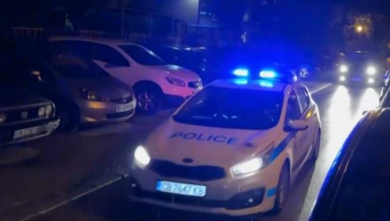 Автомобил се заби в жилищна сграда в Асеновград – без пострадали