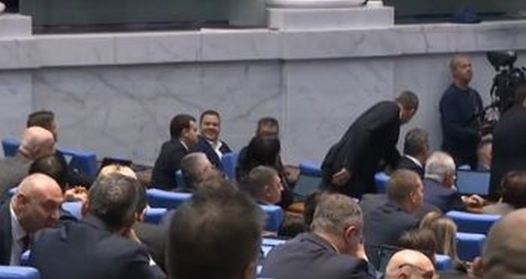 **Бюджет 2026 разпалва парламента: 10,5 млрд. евро нов дълг и обвинения за купени гласове**