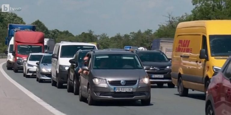 **Тракия блокирана: Тежка техника парализира движението към София за часове**