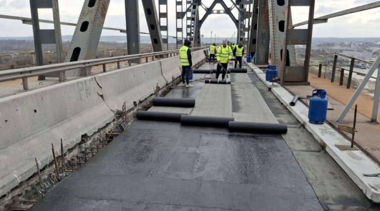 Започна полагането на асфалт в 320-метровия ремонтен участък на Дунав мост при Русе
