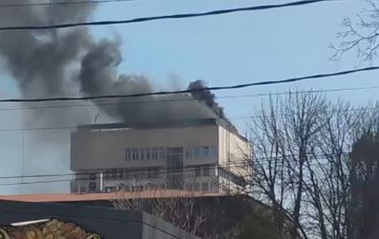 Пожар обхвана последния етаж на сградата на Община Разград