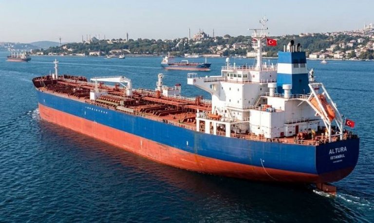 Танкер за суров петрол „Алтура“ е ударен от дрон в Черно море край Босфора