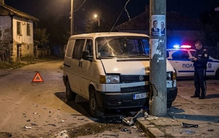 35-годишен водач катастрофира в Златна нива, двама са ранени