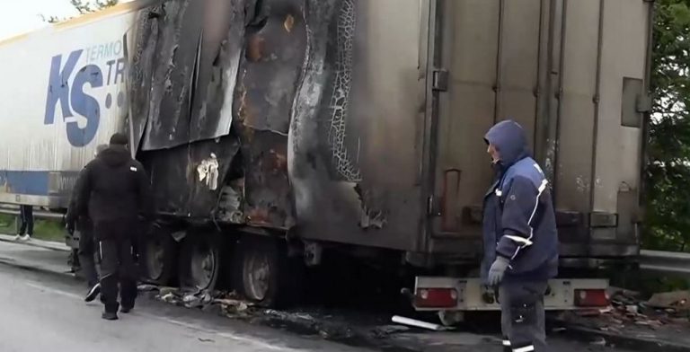 ТИР със захарни изделия се запали край Пловдив и блокира движението по АМ „Тракия“