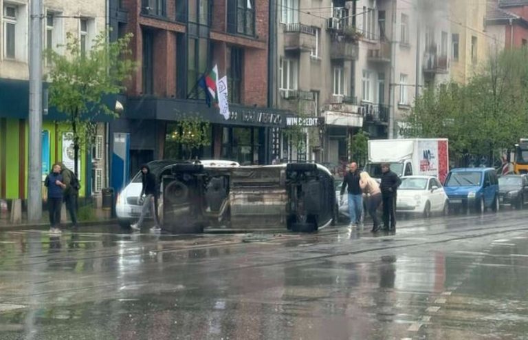 Линейка се обърна след сблъсък с автомобил на „Христо Ботев“ и „Сливница“