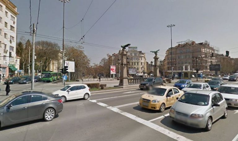 Автомобил без шофьор се спусна по стълбите на подлез при Орлов мост