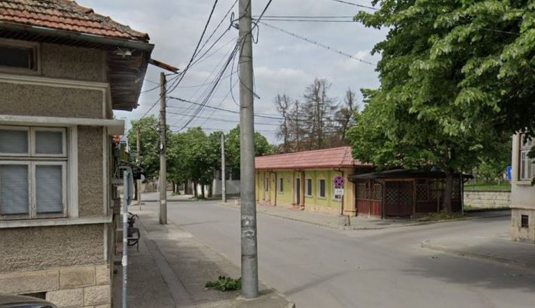 Катастрофа затвори ул. „Свети Климент“ в Разград, пострада 80-годишна жена