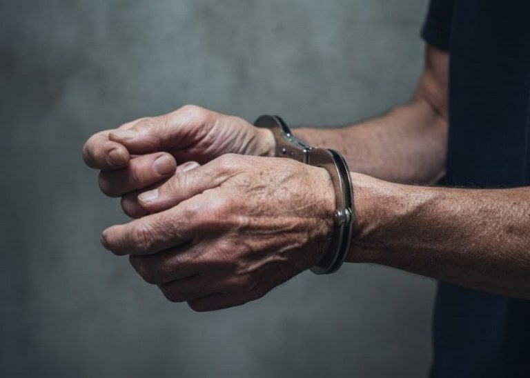 Мъж е задържан в Търговище за домашно насилие над съпругата си