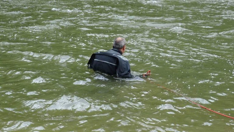 Водолази спасиха 17-годишно момче от наводнен участък в Шемшево