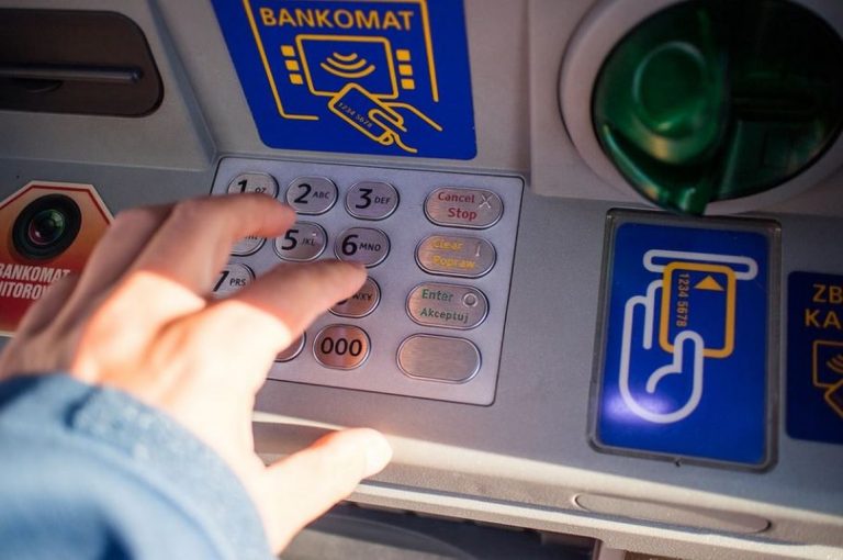 2 години затвор за 24-годишен мъж от Добрич за кражба и опит за теглене от чужда карта